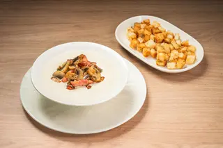 Supă-cremă de ciuperci cu bacon afumat