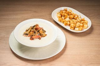 Supă-cremă de ciuperci cu bacon afumat