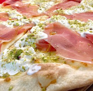 Pizza burrata e crudo di Parma al spicchio 