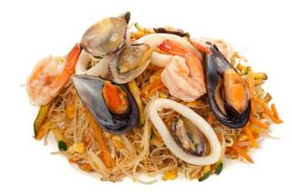 374 Spaghetti di riso con frutti di mare