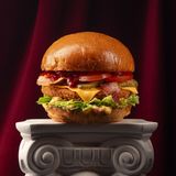 Бургер з курячою котлетою та перцем конфі