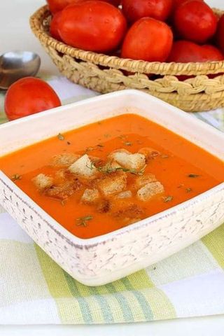 Supă cremă de roșii cu crutoane
