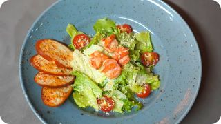 Салат «Цезарь» с креветками 