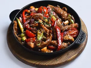Гаряча сковорода зі свининою і овочами (400g)