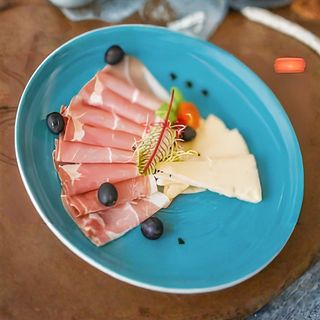 Pršut sa zrelim sirom i maslinama