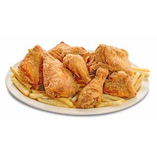 Pollo crujiente con ensalada y patatas