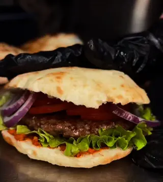 Hamburger u domaćoj lepinji