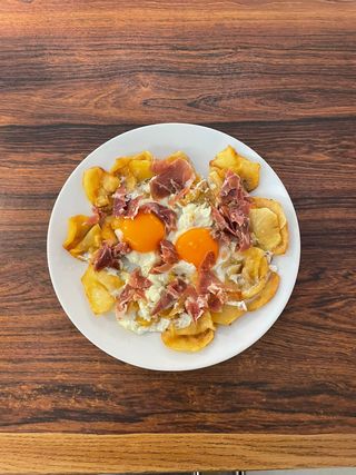 Huevos estrellados con patatas y jamón serrano