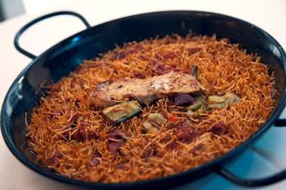 Fideuá De Pato, Alcachofa, Foie Y Alioli De Miel