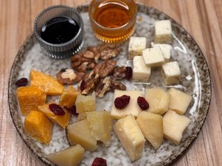 Сирна тарілка українських крафтових сирів (270g)