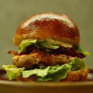 Чікен бургер з чорізо та соусом тонкацу