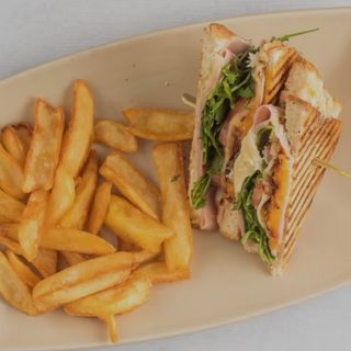 Tost sendvic prsura sir