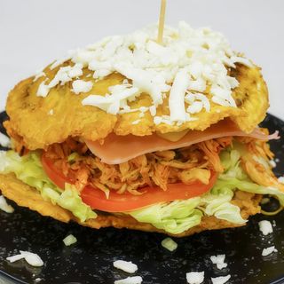 Patacón de pollo