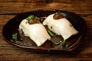 Nigiri de pez mantequilla trufado