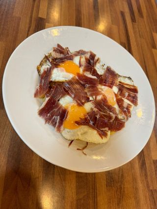 Huevos camperos con patatas y jamón (Clásicos)