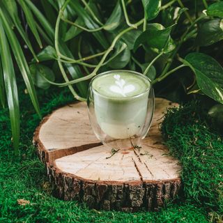 МАТЧА ЗЕЛЁНАЯ НА АЛЬТЕРНААТИВНОМ МОЛОКЕ  (200 мл.)