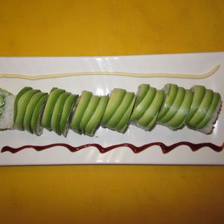 83-Uramaki Salmón Y Wakame Envuelto En Aguacate (8 Pzs.)