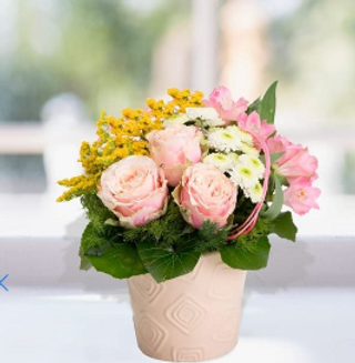 Composizione in spugna di fiori recisi stagionali