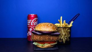Crispy Chicken burger + pomfrit + coca cola