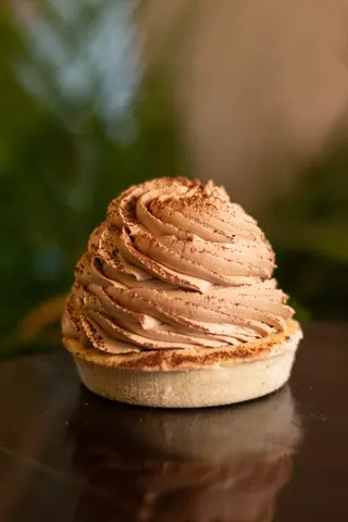 Tarta cu caramel si violete
