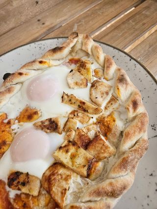 Jaja na oko s grill piletinom