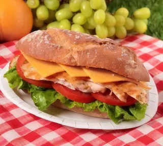 Bocadillo de pollo con queso y tomate