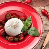 Салат с сыром Буррата с черри, базиликом, соус "Песто"