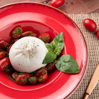 Салат с сыром Буррата с черри, базиликом, соус "Песто"