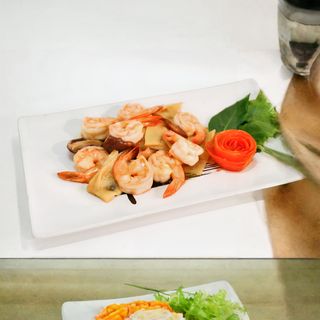 Gamberi con verdure miste