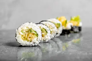 Futomaki okoń 6 szt.