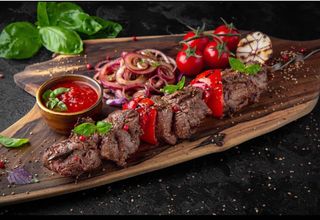 Frigărui suculent de vită cu ceapă murată