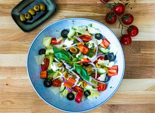 Salată grecească cu dressing pesto