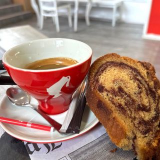 Кафе Julius Meinl и 1 парче домашен кекс