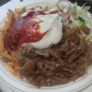 Kebab duży na talerzu z frytkami