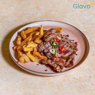 Ceafă la grătar și cartofi pai