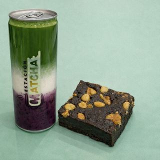 Matcha con Puré de Arándanos 355 ml + Brownie