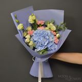 Buchet de hortensie albastră, garoafe roz și eustoma albă