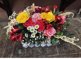Base de Madeira com Mix de Flores