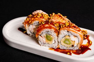121. Uramaki taberu roll