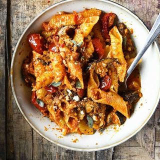 Penne Rigate Con Pesto Rojo+Cherry+champi