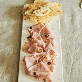 Cajita de mortadela trufada con picos