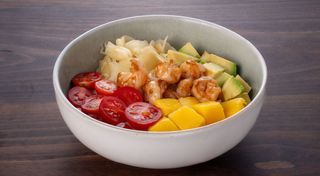Боул з тигровою креветкою, манго та рисом