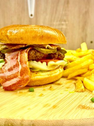 Burger gourmet cu carne de vită și ou