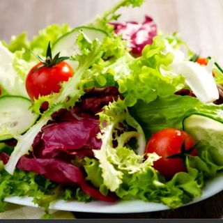 Insalata mista con melanzane grigliate, prosciutto crudo