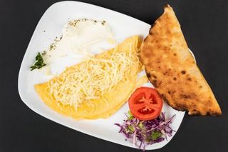 Omlet sa sirom i šunkom