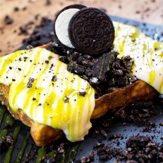 Waffe belgiene preparate cu unt, oreo, ciocolata alba