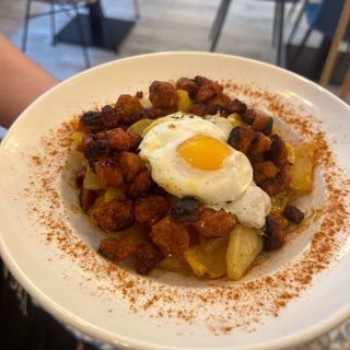 Tapa De Huevos Rotos Con Chistorra Y Chorizo