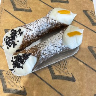 Cannolo siciliani riempiti al momento con ricotta di pecora