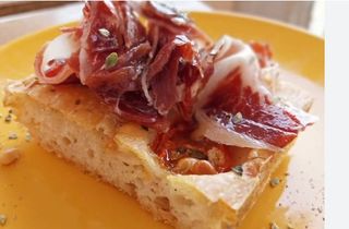 Focaccia con jamón