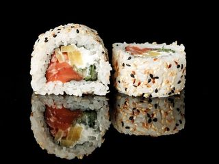 Kalifornia w sezamie z łososiem gravlaks (8 szt.) (300g)